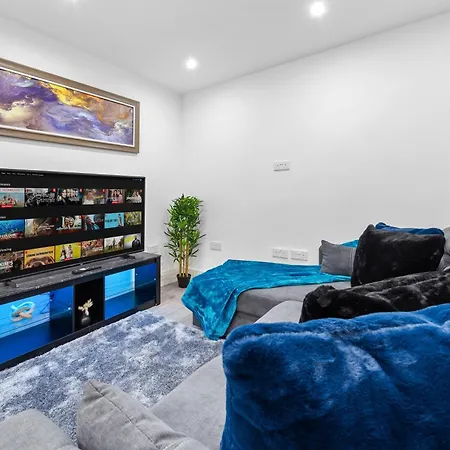 The Sapphire Retreat! 5 Mins To Harry Potter World! Apartment Watford  Exterior photo