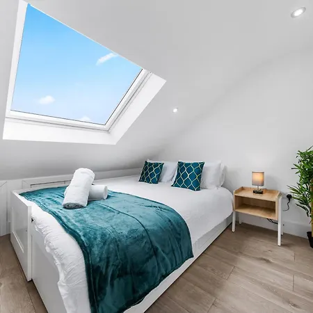 The Sapphire Retreat! 5 Mins To Harry Potter World! Apartment Watford  Exterior photo