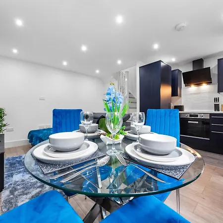 The Sapphire Retreat! 5 Mins To Harry Potter World! Apartment Watford  Exterior photo