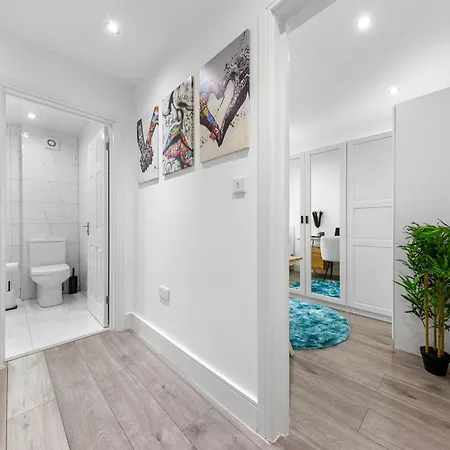 The Sapphire Retreat! 5 Mins To Harry Potter World! Apartment Watford  Exterior photo