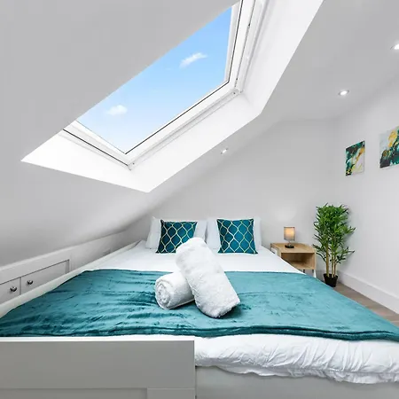 The Sapphire Retreat! 5 Mins To Harry Potter World! Apartment Watford  Exterior photo