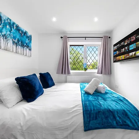 The Sapphire Retreat! 5 Mins To Harry Potter World! Apartment Watford  Exterior photo