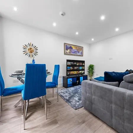 The Sapphire Retreat! 5 Mins To Harry Potter World! Apartment Watford  Exterior photo