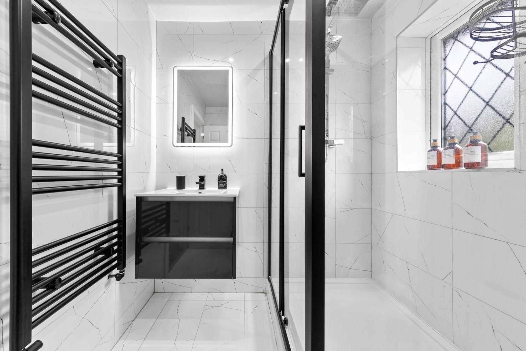The Sapphire Retreat! 5 Mins To Harry Potter World! Apartment Watford (Hertfordshire)